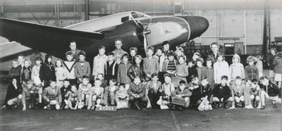 876386 Groepsportret van leerlingen met begeleiders van de Nederlands Hervormde Gemeenteschool nr. 2 (Waterstraat 27) ...